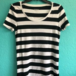 Short sleeve black and white striped crew neck